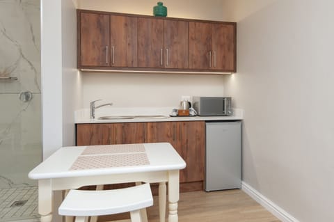 Junior Suite | Private kitchen | Fridge, electric kettle