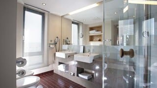 Business Suite, Sea View | Bathroom | Free toiletries, hair dryer, towels