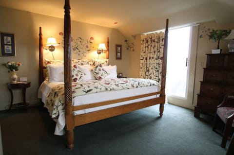 Room, Private Bathroom (Queen Room) | Individually decorated, individually furnished, iron/ironing board