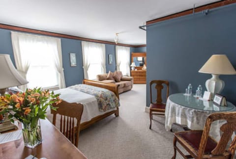 Room, Private Bathroom (Queen Room) | Individually decorated, individually furnished, iron/ironing board