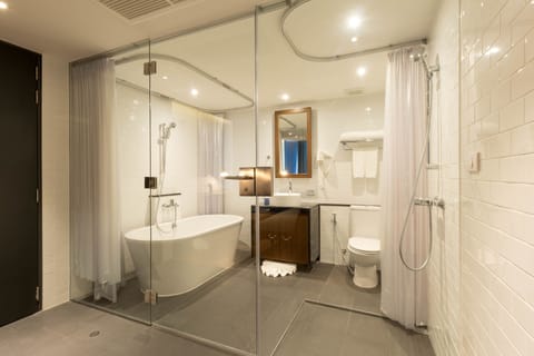 Suite | Bathroom | Shower, rainfall showerhead, free toiletries, hair dryer