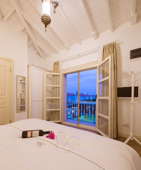 Double Room, Balcony, Pool View | Premium bedding, in-room safe, desk, soundproofing