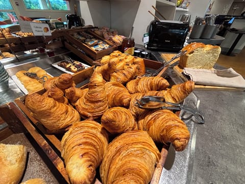 Daily buffet breakfast for a fee