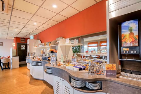 Breakfast, lunch, dinner served; French cuisine