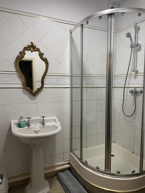 Standard Double Room | Bathroom | Shower, hair dryer, towels