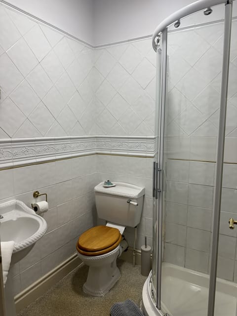 Standard Double Room | Bathroom | Shower, hair dryer, towels