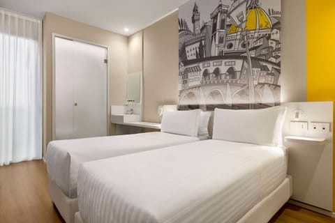 Standard Room, 2 Twin Beds, Non Smoking | Premium bedding, down comforters, pillowtop beds, minibar