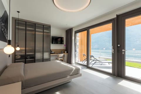 Deluxe Suite, Lake View | Frette Italian sheets, premium bedding, pillowtop beds, minibar