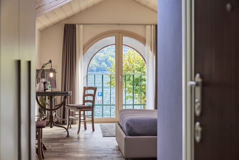 Junior Suite, Lake View | Frette Italian sheets, premium bedding, pillowtop beds, minibar