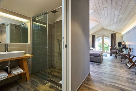 Junior Suite, Lake View | Bathroom | Shower, rainfall showerhead, designer toiletries, hair dryer