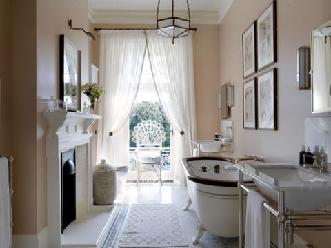 Suite (Main House) | Bathroom | Combined shower/tub, free toiletries, hair dryer, bathrobes