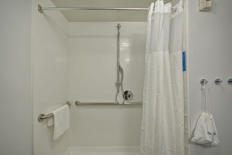 Combined shower/tub, designer toiletries, hair dryer, towels