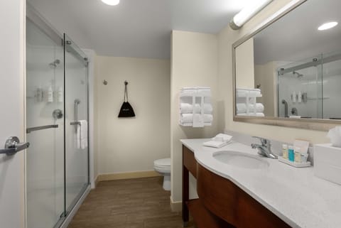 Standard room with king bed | Bathroom | Free toiletries, hair dryer, towels