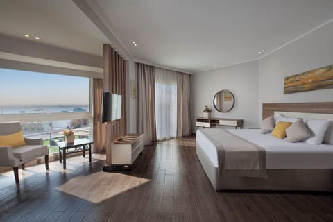 Junior Suite Sea View | Premium bedding, minibar, in-room safe, desk