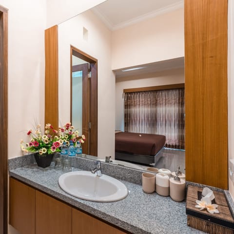 Suite, 1 Double Bed | Bathroom | Shower, rainfall showerhead, free toiletries, bidet