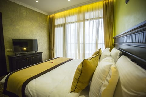 Standard Double Room | Minibar, in-room safe, desk, soundproofing