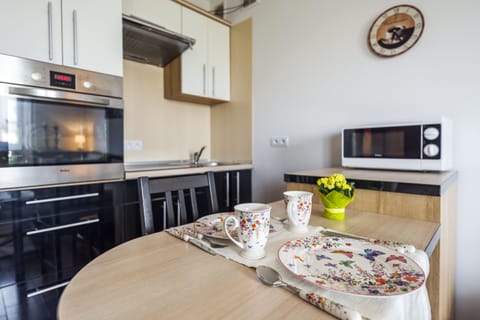 Apartment, 1 Bedroom (22 Elba) | Private kitchen | Fridge, oven, stovetop, cookware/dishes/utensils