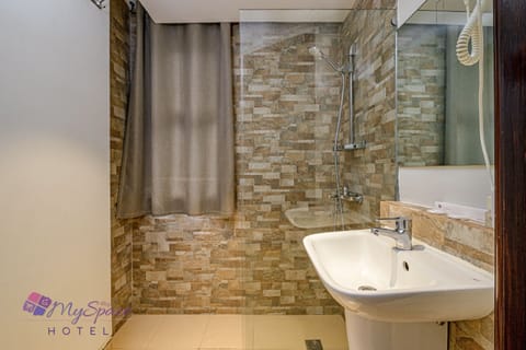 Family Suite | Bathroom | Shower, free toiletries, hair dryer, bidet