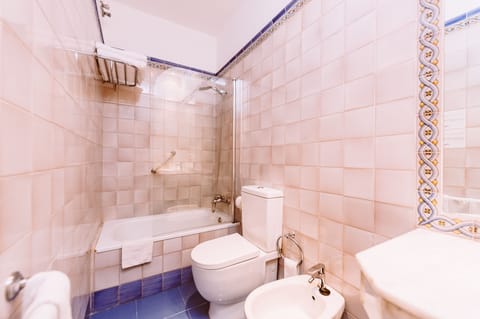 Superior Double Room, 1 Queen Bed, Terrace | Bathroom | Free toiletries, hair dryer, bidet, towels