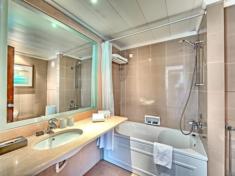 Combined shower/tub, free toiletries, hair dryer, bidet