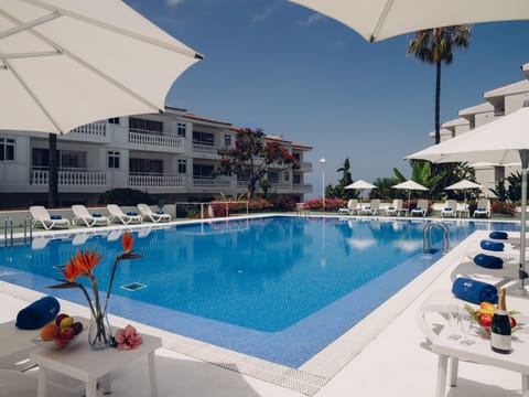 Outdoor pool, pool umbrellas, sun loungers