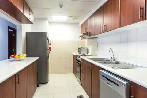 Apartment, 1 Bedroom, Sea View | Private kitchen | Fridge, microwave, oven, stovetop