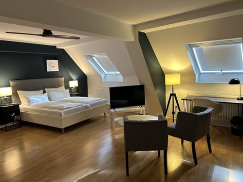 Atelier for 3 (without Breakfast) | Hypo-allergenic bedding, desk, laptop workspace, iron/ironing board