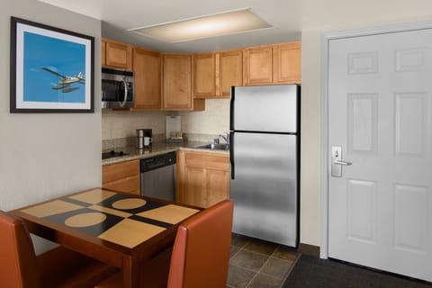 Full-size fridge, microwave, stovetop, dishwasher