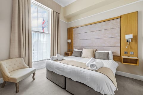 Superking/Twin Room | Desk, blackout drapes, iron/ironing board, free WiFi