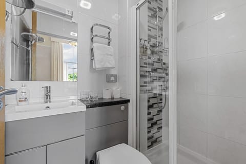 Superking/Twin Room | Bathroom | Free toiletries, hair dryer, towels, soap