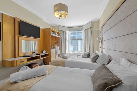 Superking/Twin Room | Desk, blackout drapes, iron/ironing board, free WiFi