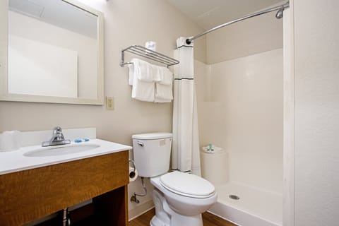 Combined shower/tub, free toiletries, towels