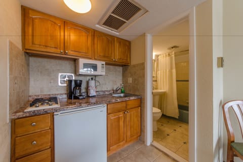 Pool front motel with kitchenette (F) | Bathroom | Free toiletries, hair dryer, towels