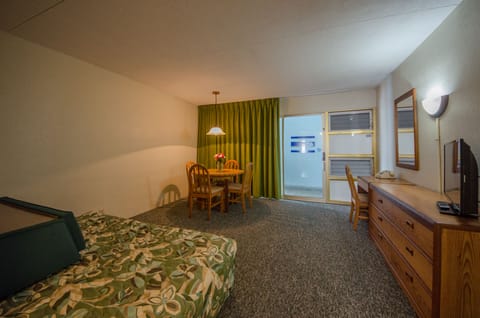 Hallway Location suite with Kitchen (G-1) | Iron/ironing board, rollaway beds, free WiFi