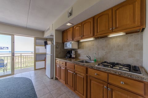 Ocean front suite with kitchen (H) | Iron/ironing board, rollaway beds, free WiFi