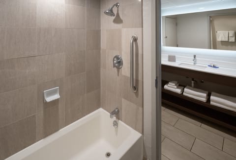 Combined shower/tub, free toiletries, hair dryer, towels