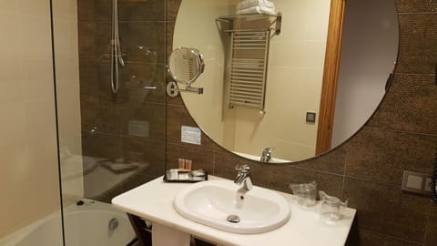 Combined shower/tub, free toiletries, hair dryer, bidet