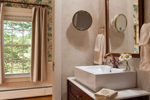 Room (The Barnard room) | Bathroom | Free toiletries, hair dryer, bathrobes, towels
