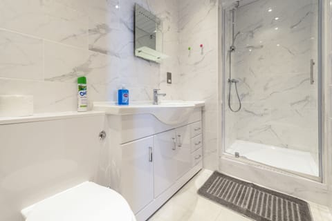 Deluxe Apartment, 2 Bedrooms | Bathroom | Separate tub and shower, hair dryer