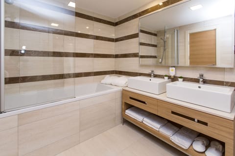 Deluxe Suite, 1 Bedroom, Sea View, Tower | Bathroom | Hair dryer, towels, soap, shampoo