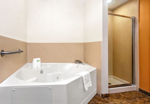 Suite, 1 Twin Bed (Additional Living Area) | Bathroom | Combined shower/tub, hair dryer, towels