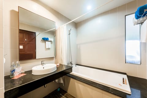 Greenery Room  | Bathroom | Combined shower/tub, deep soaking tub, free toiletries, hair dryer