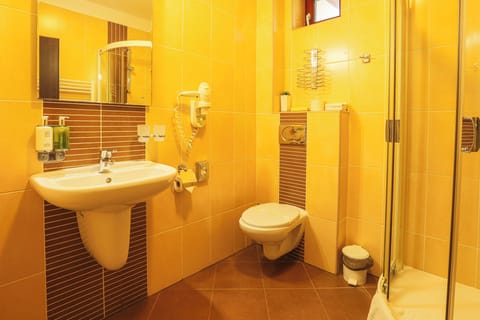 Business Double or Twin Room | Bathroom | Shower, designer toiletries, hair dryer, towels