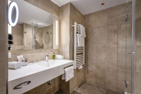 Shower, rainfall showerhead, free toiletries, hair dryer