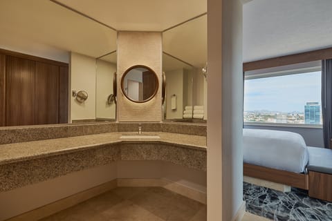 Master Suite | Bathroom | Shower, free toiletries, hair dryer, bathrobes