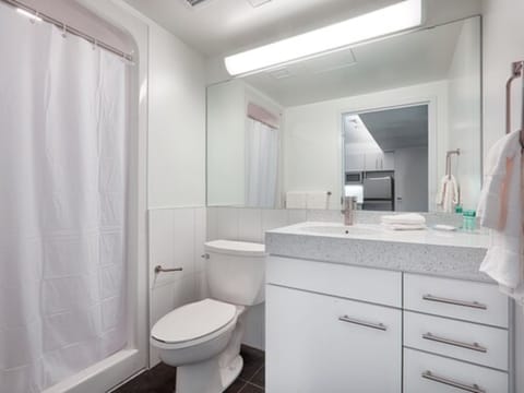 Suite, 2 Bedrooms, Non Smoking | Bathroom | Shower, free toiletries, towels