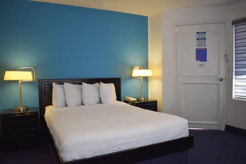Standard Room, 1 Queen Bed | Individually furnished, iron/ironing board, free WiFi