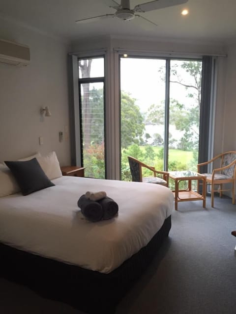 Queen Room with Riverview | Free WiFi, bed sheets