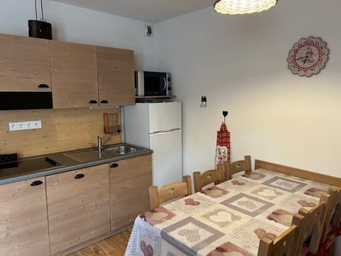 Apartment, Multiple Beds (N° 12) | Private kitchen | Full-size fridge, microwave, stovetop, dishwasher