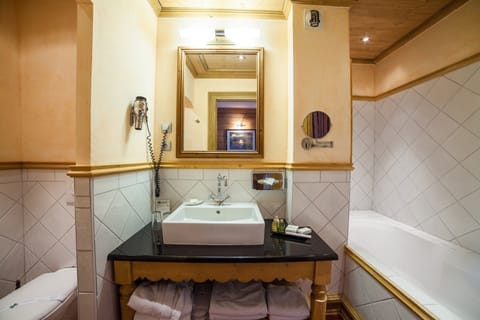 Chambre Junior Suite | Bathroom | Slippers, towels